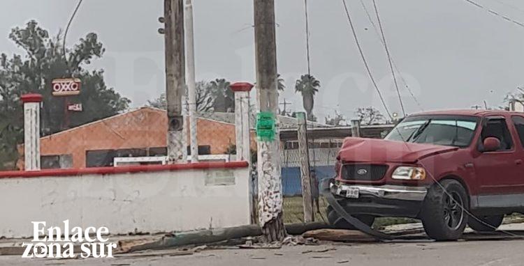 Tras chocar, camioneta derriba poste en Pueblo Viejo.