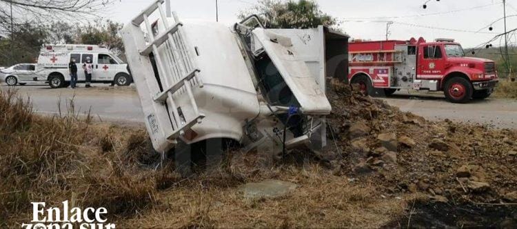 Se registra volcadura sobre la carreteta Tampico-Mante.