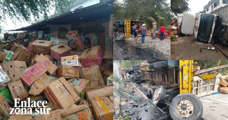 Vuelca tráiler en la curva de la muerte; el dueño del remolque impidió rapiña de plátanos