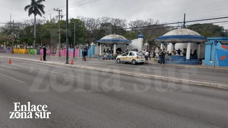 Acuden tampiqueños a cementerios por Día de la madre.