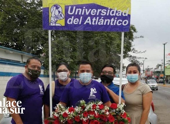 Escuelas y políticos salen a regalar rosas a las madres en Altamira.