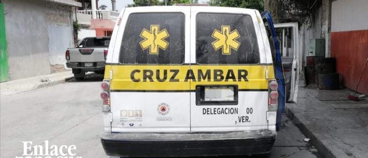 Mujer cae de su propia altura y se lastima la cabeza.