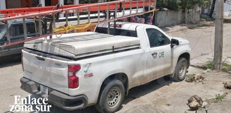 Vecinos «secuestran» a camioneta de CFE para que repare bajo voltaje en Monte Alto.
