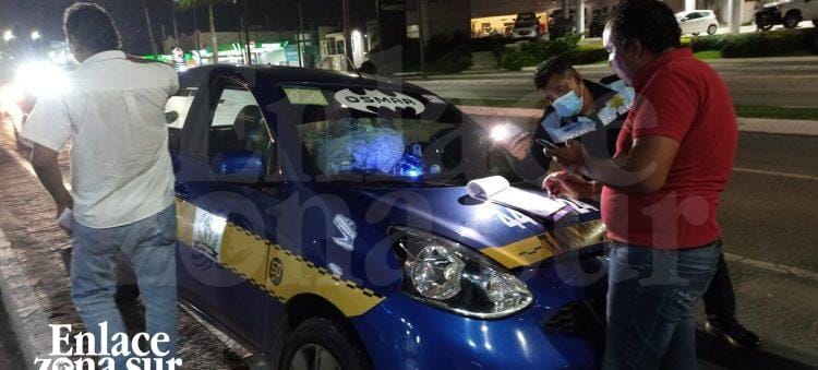 Taxista protagoniza brutal choque y derriba poste en AvHidalgo.