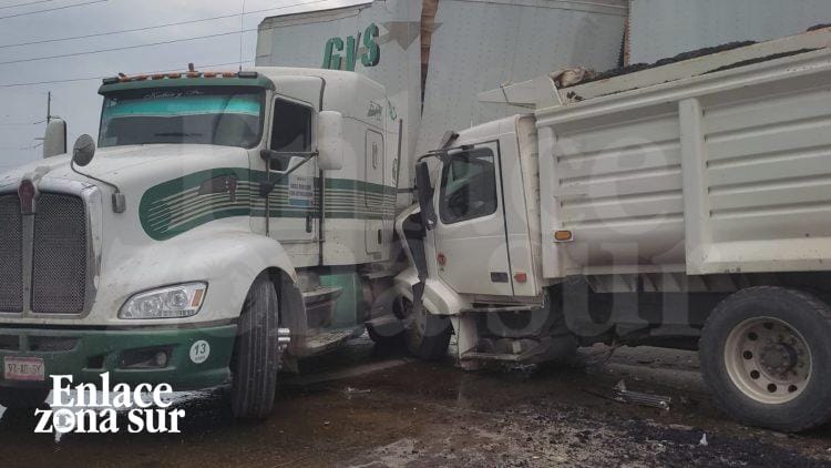 Colisiona camión de volteo contra un doble remolque en Altamira