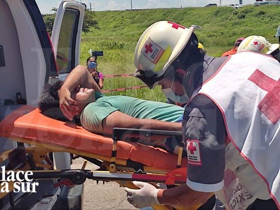 Vuelca pipa transportadora de agua en Altamira