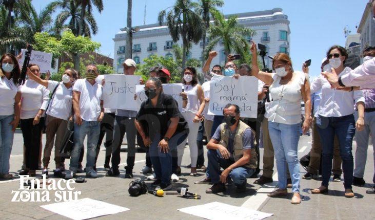 Periodistas se manifiestan pacíficamente en Plaza de Armas.