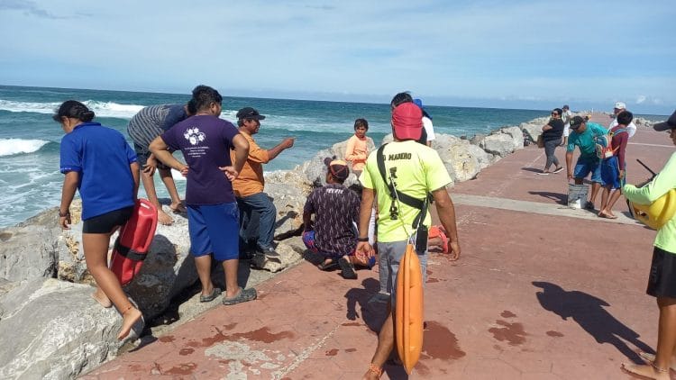 Rescatan a 4 adolescentes a punto de morir ahogados en Playa Miramar