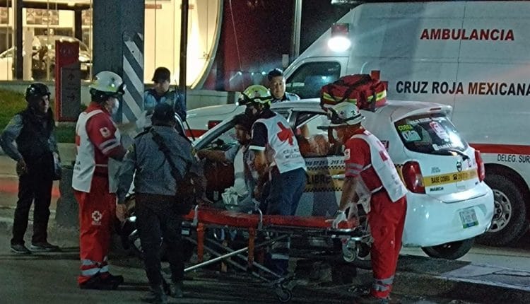 TAXISTA DORMITA Y CHOCA CONTRA POSTEResultó lesionado