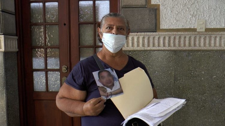 Denuncian abuso de abogado ante cliente.