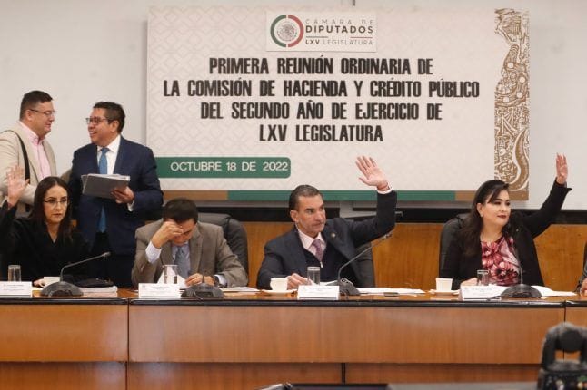 Comisión de Hacienda se declara en reunión permanente para analizar ingresos de 2023.