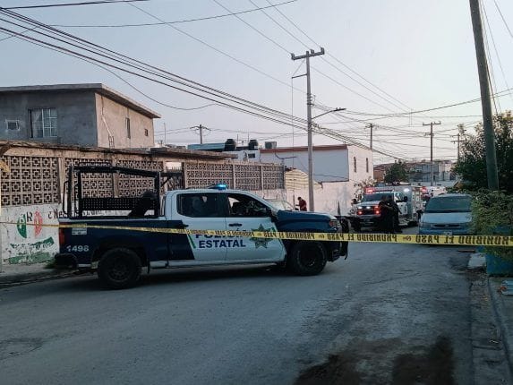 Encuentran persona sin vida al interior de camioneta