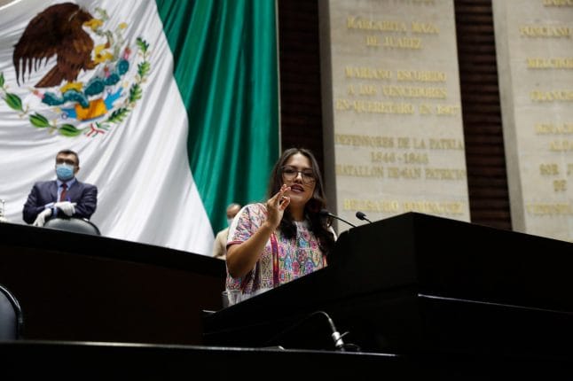 Hablante de lengua amuzgo expone en tribuna que son objeto de discriminación, feminicidio, machismo y racismo.