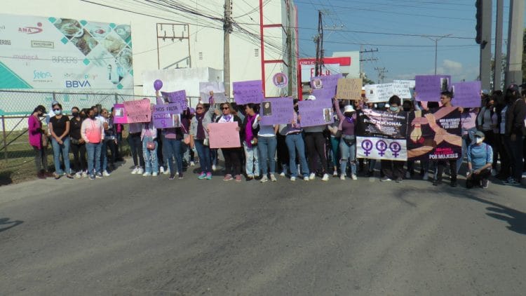 Mujeres marchan por desapariciones.