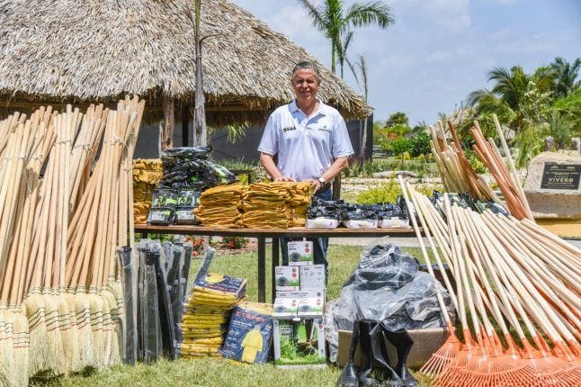 Entrega Chucho Nader Material y Equipo a Trabajadores de Servicios Públicos