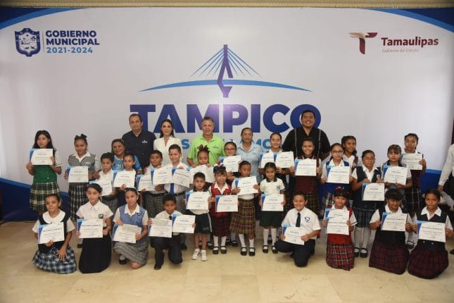 Premia Chucho Nader a Alumnos Triunfadores del XXXVII Certamen de Oratoria