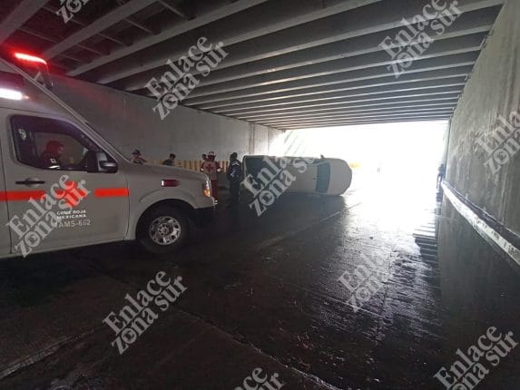 PRIMERA VOLCADURA POR PISO MOJADO EN EL PASO A DESNIVEL