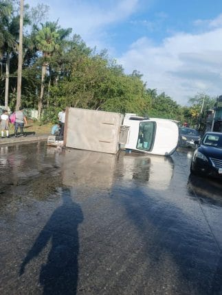 Camioneta de lácteos se vuelca genera tráfico y otro choque!