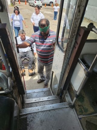 Sensibilizan a operadores de transporte público sobre el trato a personas con discapacidad