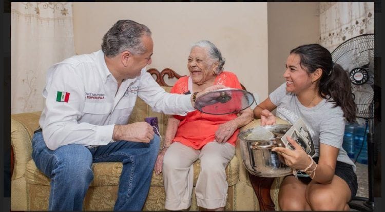 Visita Adrián Oseguera a abuelita de 102 años en la colonia Obrera