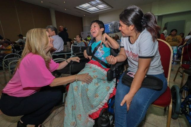 Entregan Chucho Nader y Aída Féres de Nader más aparatos funcionales a grupos vulnerables