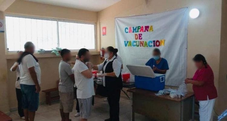 Aplican refuerzo de vacuna contra COVID-19 en CEDES Matamoros