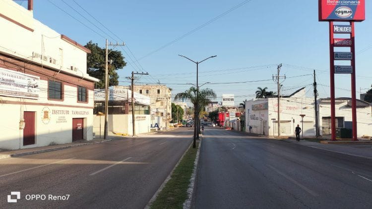 Cierran parcialmente la Avenida Hidalgo por incendio de poste de CFE