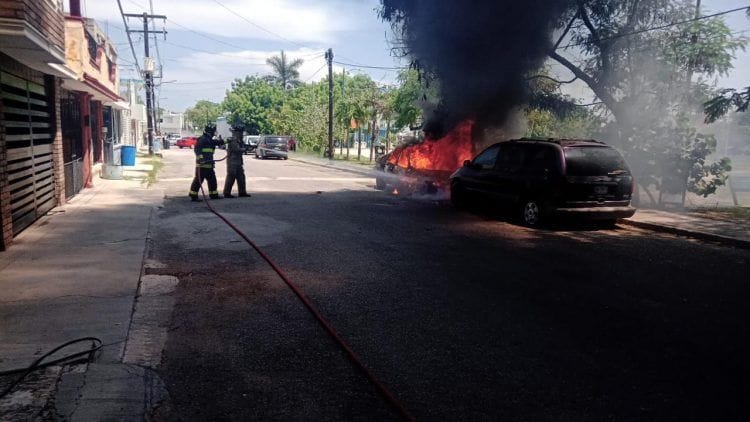 Vehículo se incendia cerca del CBTIS 103; abuelita es atendida por descompensación