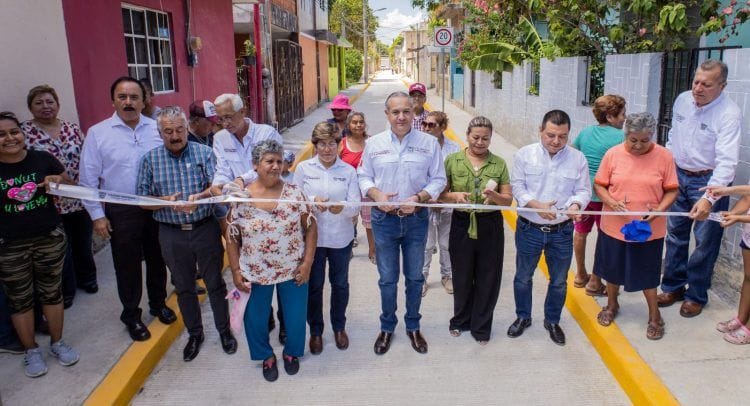 Adrián Oseguera entrega obra de pavimentación en colonia 15 de Mayo