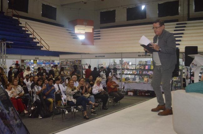 Gran éxito la presentación del segundo libro de poemas «Pólvora, Fuego y Chispas», de Enrique Pumarejo