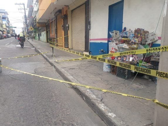 Microbusero tumba cable de luz y huye