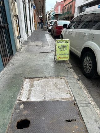 Un peligro tapa rota de CFE en el centro