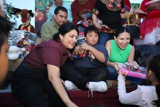 FESTEJA ÚRSULA SALAZAR CON CIENTOS DE NIÑOS EN LA COLONIA ARENAL