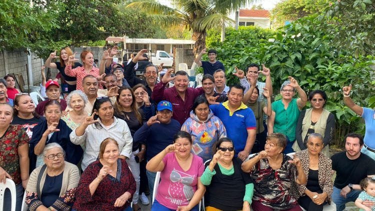 Claudio De Leija convive con colonos de la Miguel Hidalgo.