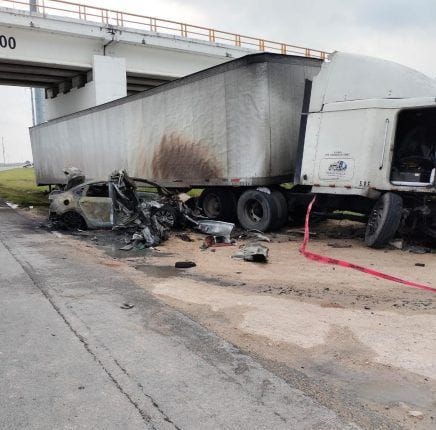 Choque entre tráiler y vehículo en el kilómetro 11 del municipio de Reynosa