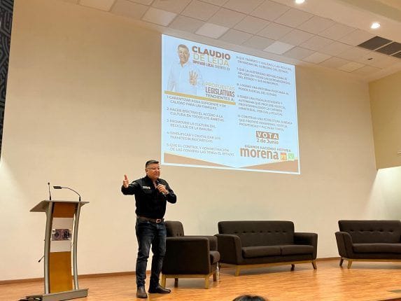 Mejorar la calidad de la educación propone Claudio de Leija en Foro estudiantil.