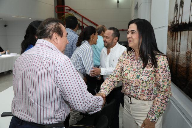 Presenta Mónica Villarreal Anaya su proyecto a los socios de la CMIC