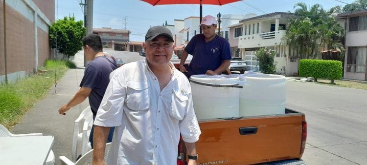 Invita Claudio De Leija a sumar voluntades en distribución de agua.