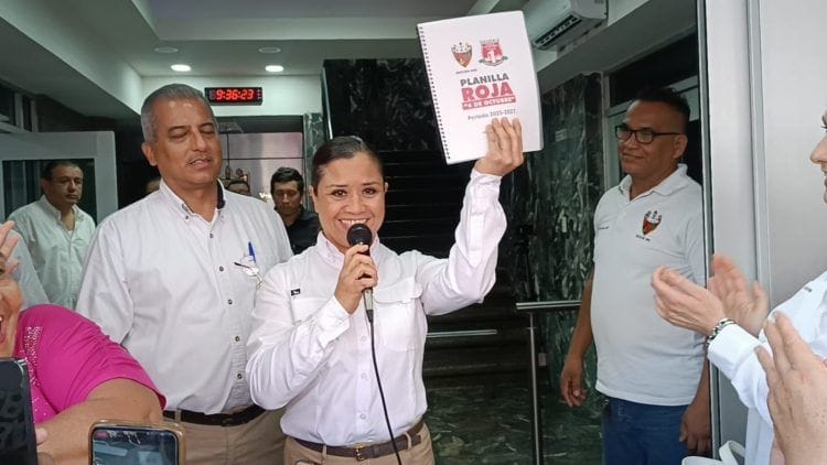 MUJER PETROLERA SE REGISTRA PARA CONTENDER POR LA DIRIGENCIA DE LA SECCIÓN UNO DEL STPRM.